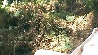 Cette Allemande rousse adore se masturber dans la forêt