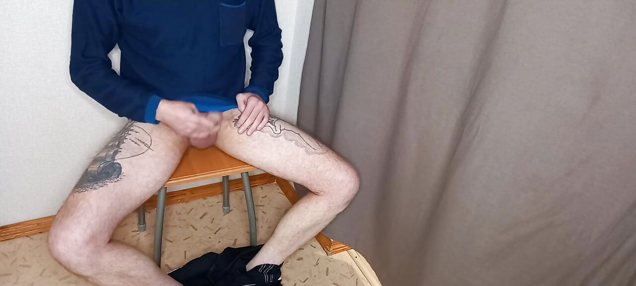 Мастурбирую мой хуй в примерочной