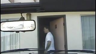 Homem pega prostituta negra para lhe dar boquete em um quarto de motel