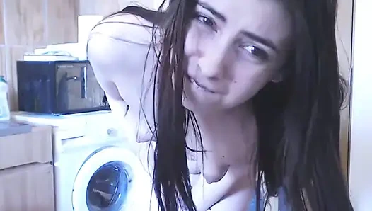 Дома никого нет, поэтому я мастурбирует колбасой