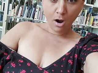 Das Mädchen in der Bibliothek fingert ihre Muschi, bevor sie liest