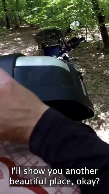 Ikoniskt ögonblick från "HUNT4K. Förödmjukar sin pojkvän medan hon suger en enorm cyklisters kuk i skogen"