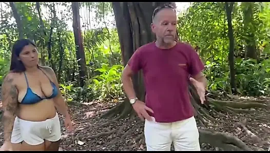 Verlassener Pfad mit den zwei Brünetten mit dem großen Hintern