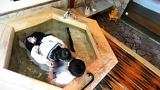 Tropfende Uniform, in einer Badewanne gefesselt und Unterricht außerhalb des Campus unterrichtet