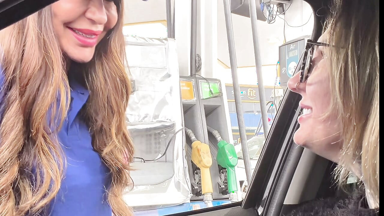 My husband's cuckold got out of the car and I called the gas station attendant to fuck and she accepted and got in the car and was so horny that she was all naked