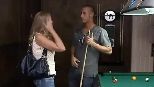 Julia ann si wanita dewasa lagi asik ngentot di bar bertato