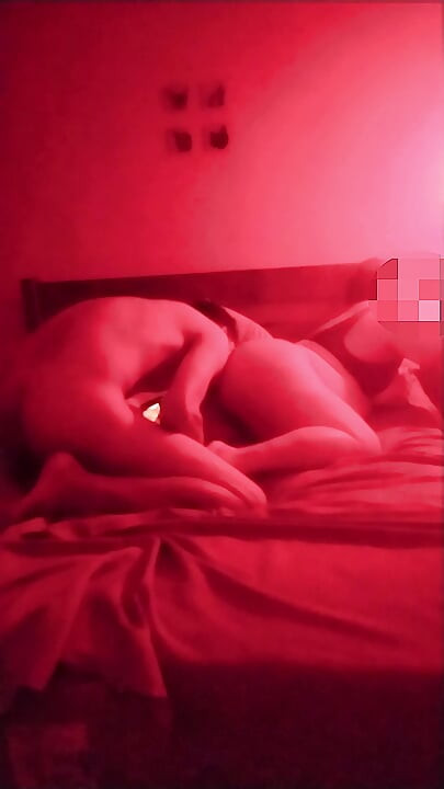 Esposa caliente saliendo mientras su marido está fuera.