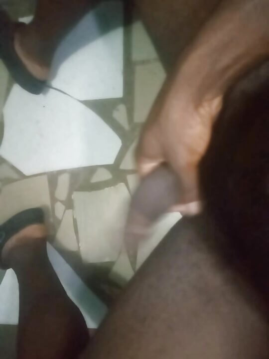 विशाल काला बीबीसी बड़े काले लंड के साथ हस्तमैथुन कर रहा है