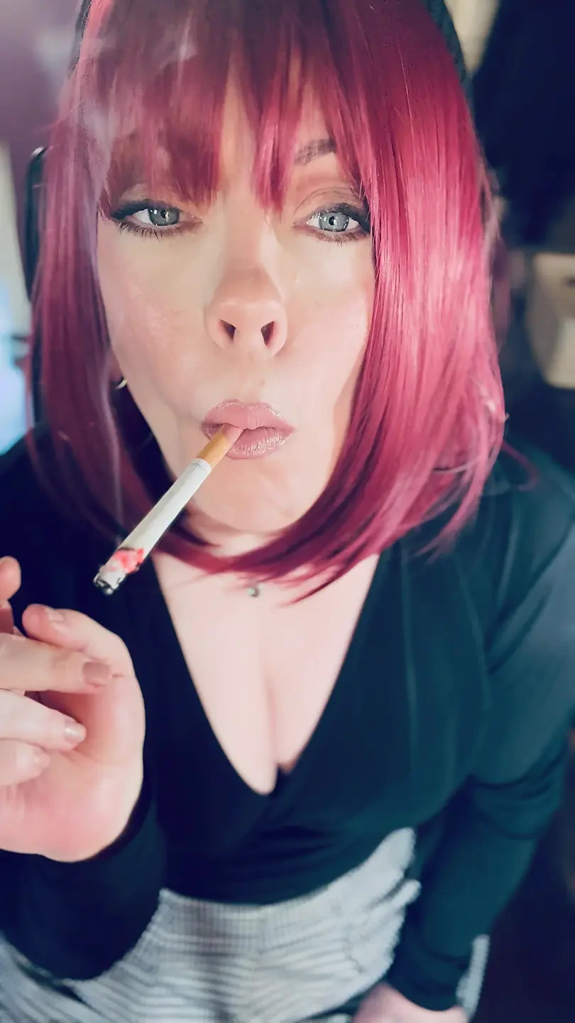 这个漂亮的秘书Tina Snua，为你抽烟，有很多技巧