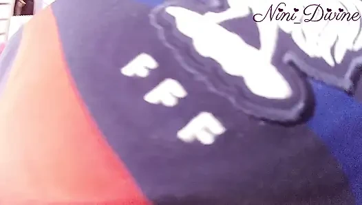 Büyük doğal memeli ve yarak emici ağzı olan azgın bir Fransa futbol destekçisiyle tanıştım