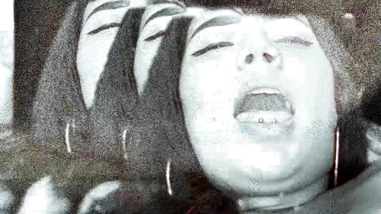 Une servante nue se masturbe brutalement / Kittydj latina