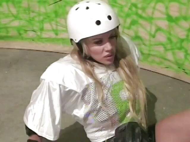 Vagabunda de patins curtindo dupla penetração