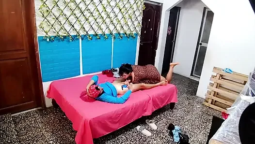 Reife frau benutzt einen mann zu ihrem vergnügen und filmt ein privates video. Teil 1