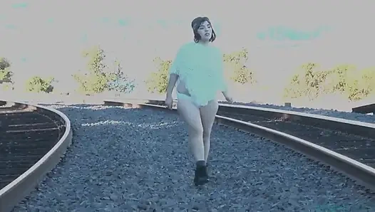 Девушка на треках