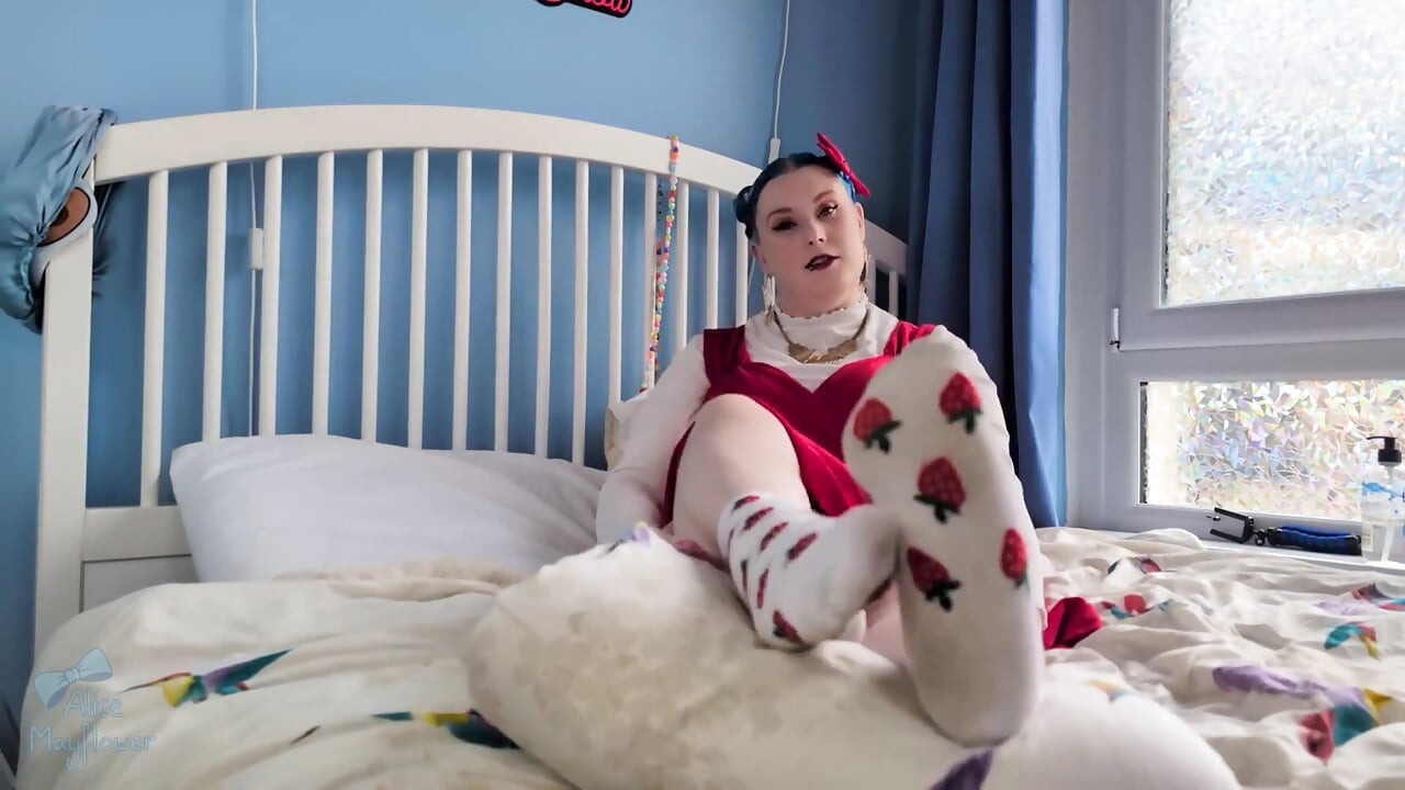 Поклонение ступням в красном платье - девушка-соло