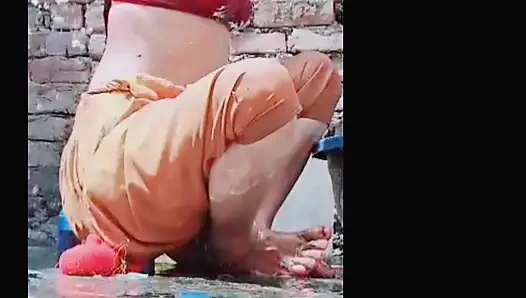 Wanita desa mandi di tempat terbuka, melepas pakaian, mengimbau semua orang