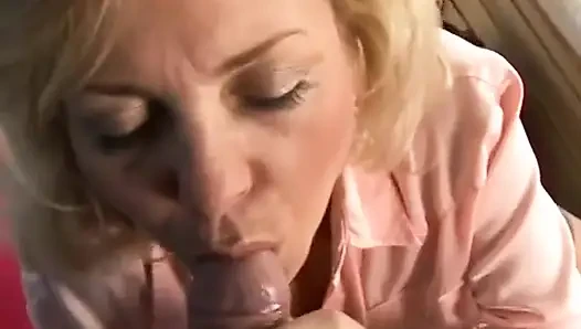 Sarışın ev hanımı Katie yarak için açıyor