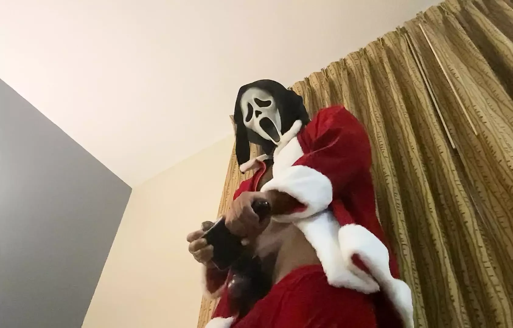 De stoute kerstman trekt een kreunende cumshot af terwijl ze een ghostface-masker draagt