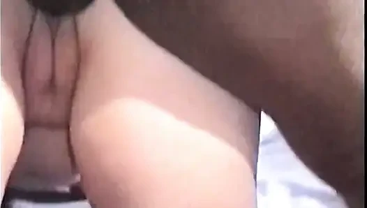 Tante seksi rambut cokelat lagi asik ngentot kontol raksasa pria kulit hitam sampai mengerang keenakan
