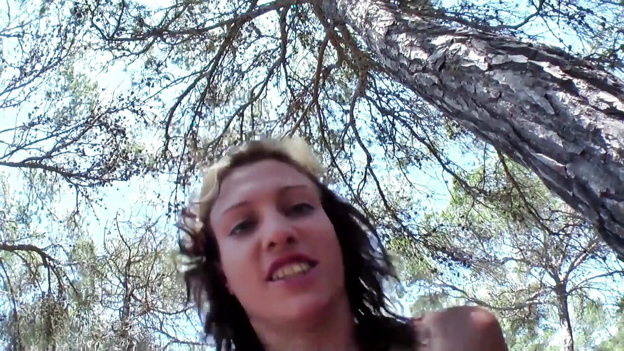 色をつけた髪の若い女性がビーチから連れてこられ、森でのセックスに挑む