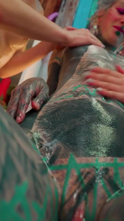 Nauljene tetovirane lezbejke igračke dele metalno zadovoljstvo | Klip 2