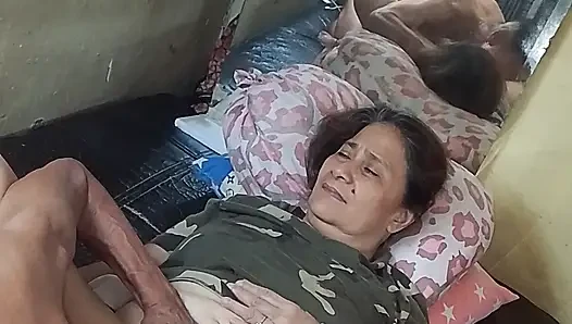 Onu tatmin etmek için yediğimde ıslak amına yaptıklarıma pişman olamaz