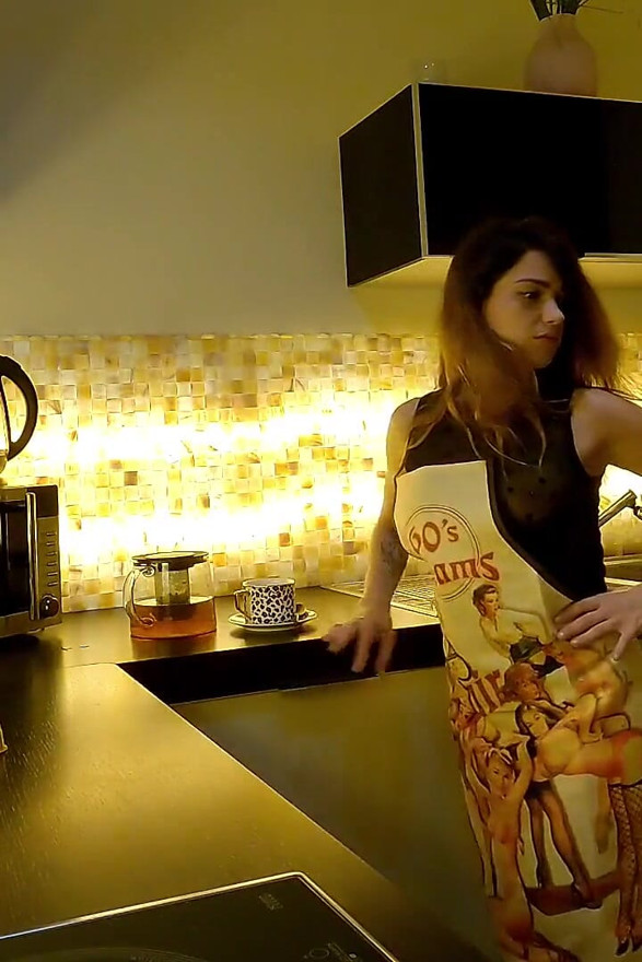Beautiful redhead hot latina amateur in the kitchen NO PANTIES
