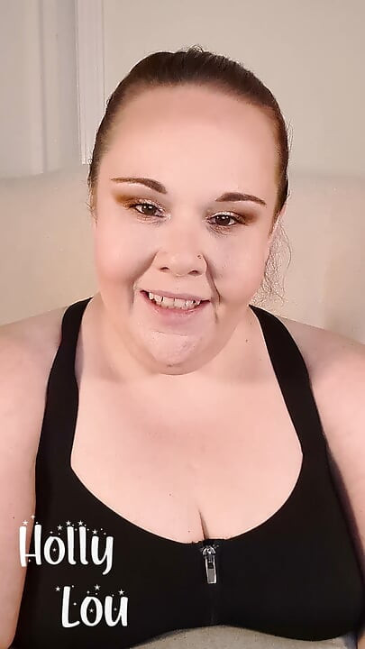 Kona sender dine Sissy-ønsker til Mistress Holly for skikkelig Sissy-trening