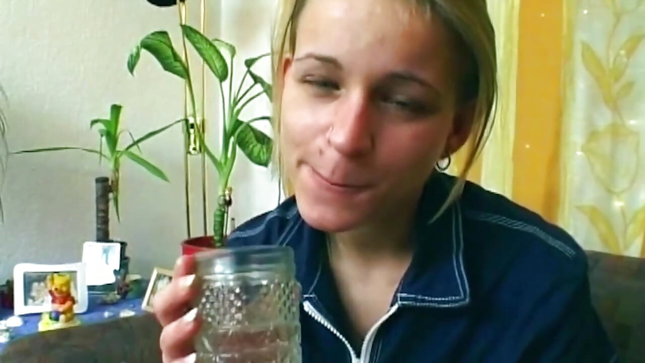 Amatoare blondă alunecă un vibrator roșu adânc înăuntru