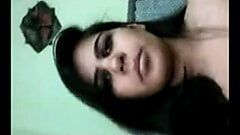 Милая индийская девушка сняла себя на видео