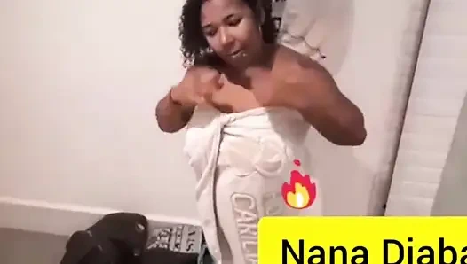 Wanita semok lagi asik mandi