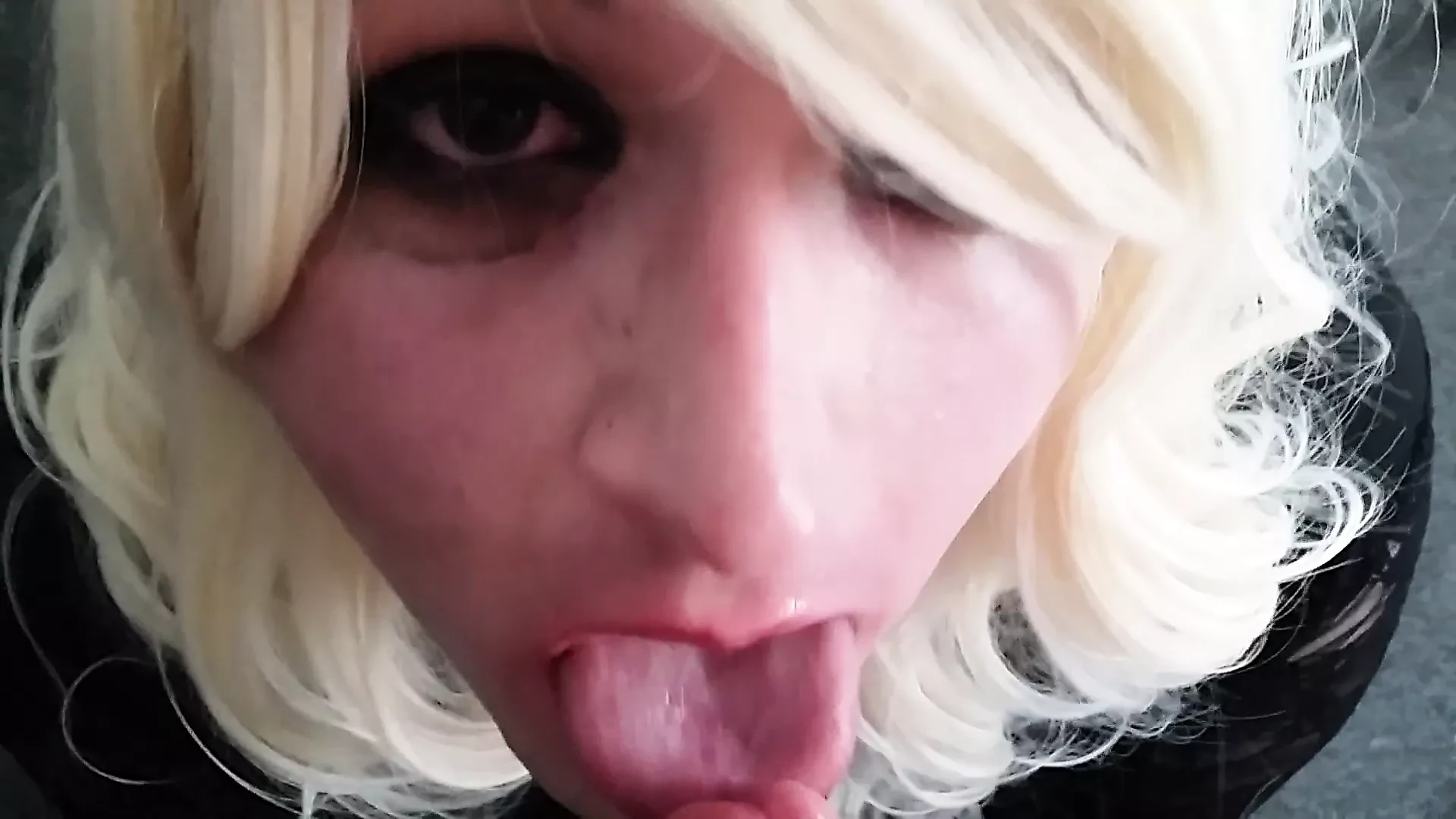 A crossdresser lenyeli a gecit