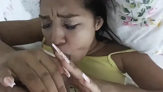 Моя горячая 18-летняя сводная сестра из Нью-Йорка попадает в мою постель, когда я смотрю телевизор