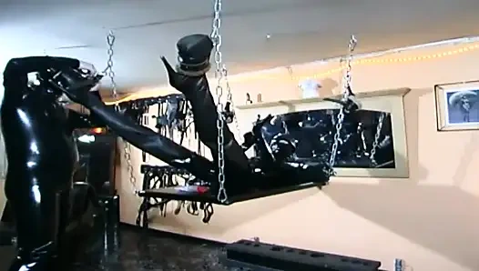 БДСМ с девушкой в маске в латексе