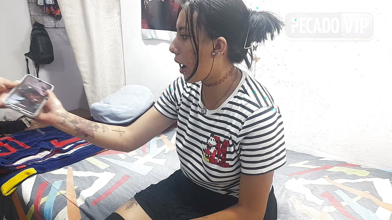 Ένα όμορφο κορίτσι λυκείου είναι μόνο του στο σπίτι και το πείθω να μου κάνει μερικές απίστευτες πίπες