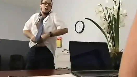 Dicke titten bei der arbeit - Jaydens kollegin kann es kaum erwarten, sie über den schreibtisch zu bücken