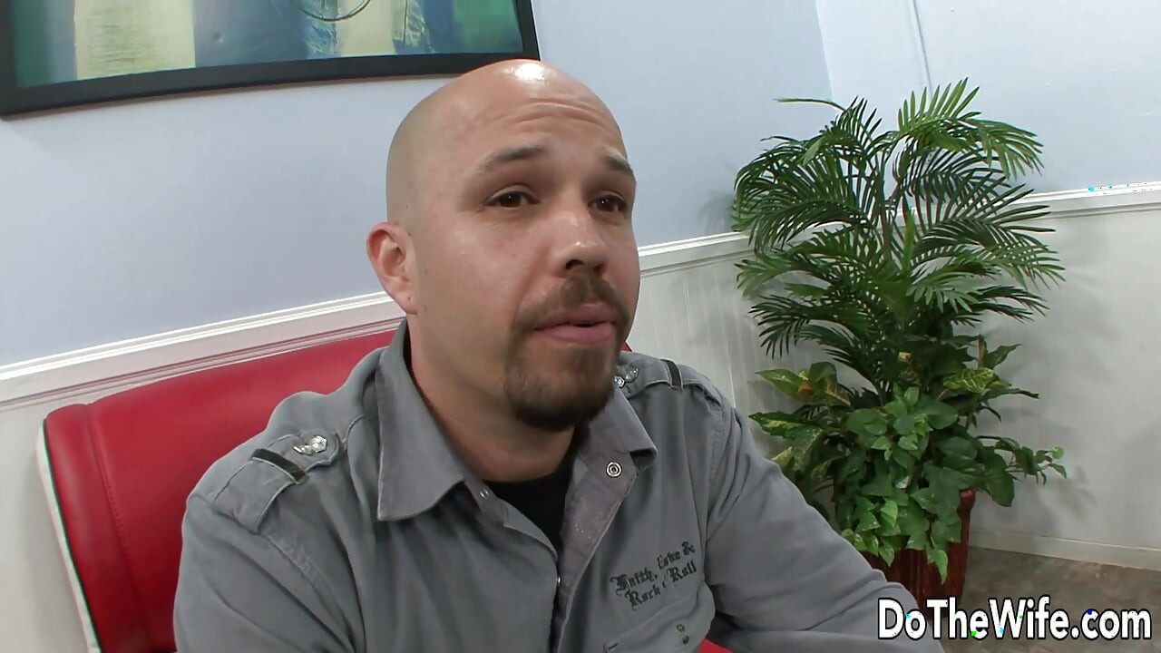 金发妻子达西泰勒在丈夫面前被性交