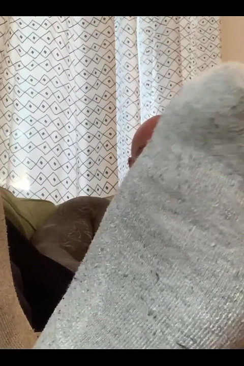 你的继父在健身房后欺骗你嗅他臭的袜子和脚