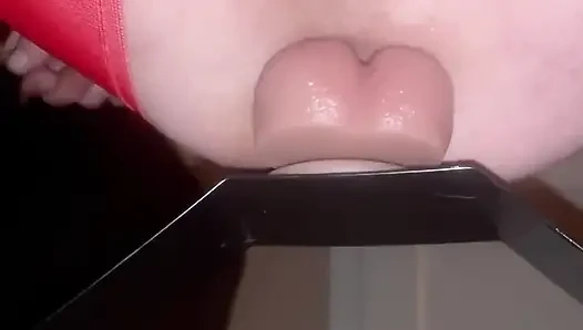 Suami banci goyangin memeknya pakai dildo