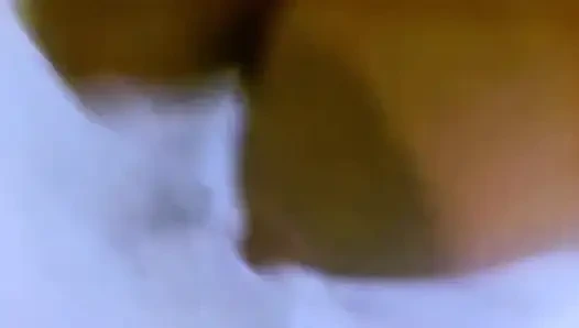 Götü çok büyük olduğu için yatağın altına sıkıştı şimdi video izleyicilerinden anal sikiş istiyor