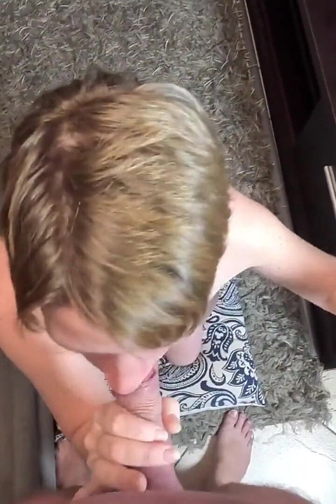 Boquete desleixado de POV. Ele tem um pau tão bom e deve ser apreciado de todos os ângulos