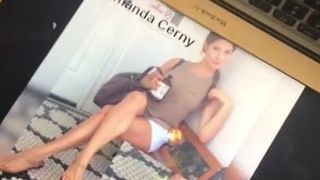 Amanda Cerny bekommt Füße mit Tribut