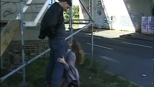 Amateur-MILF auf baustelle gefickt und auf dicke titten von riesigem schwanz kommen