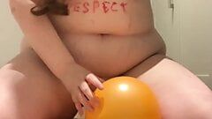 Umiliazione di grasso maiale Lexie Balloon pop