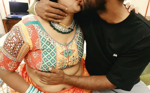 Istri Mengenakan Gaun Baru Dan Memberikan Suaminya Pacar Dengan Suara Hindi