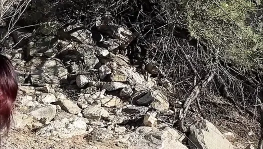 Мастурбирую мою волосатую киску во время исследования природы