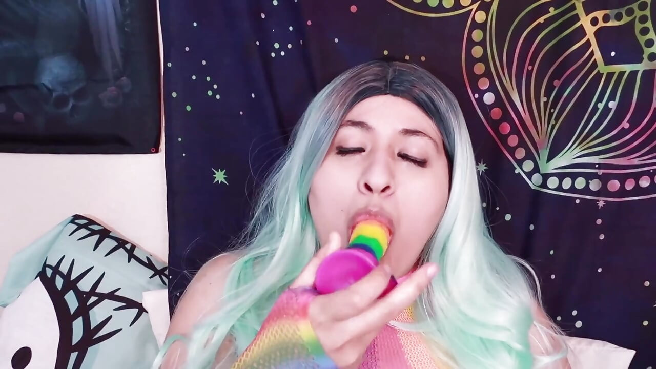 Rave girl brinca com seu brinquedo favorito