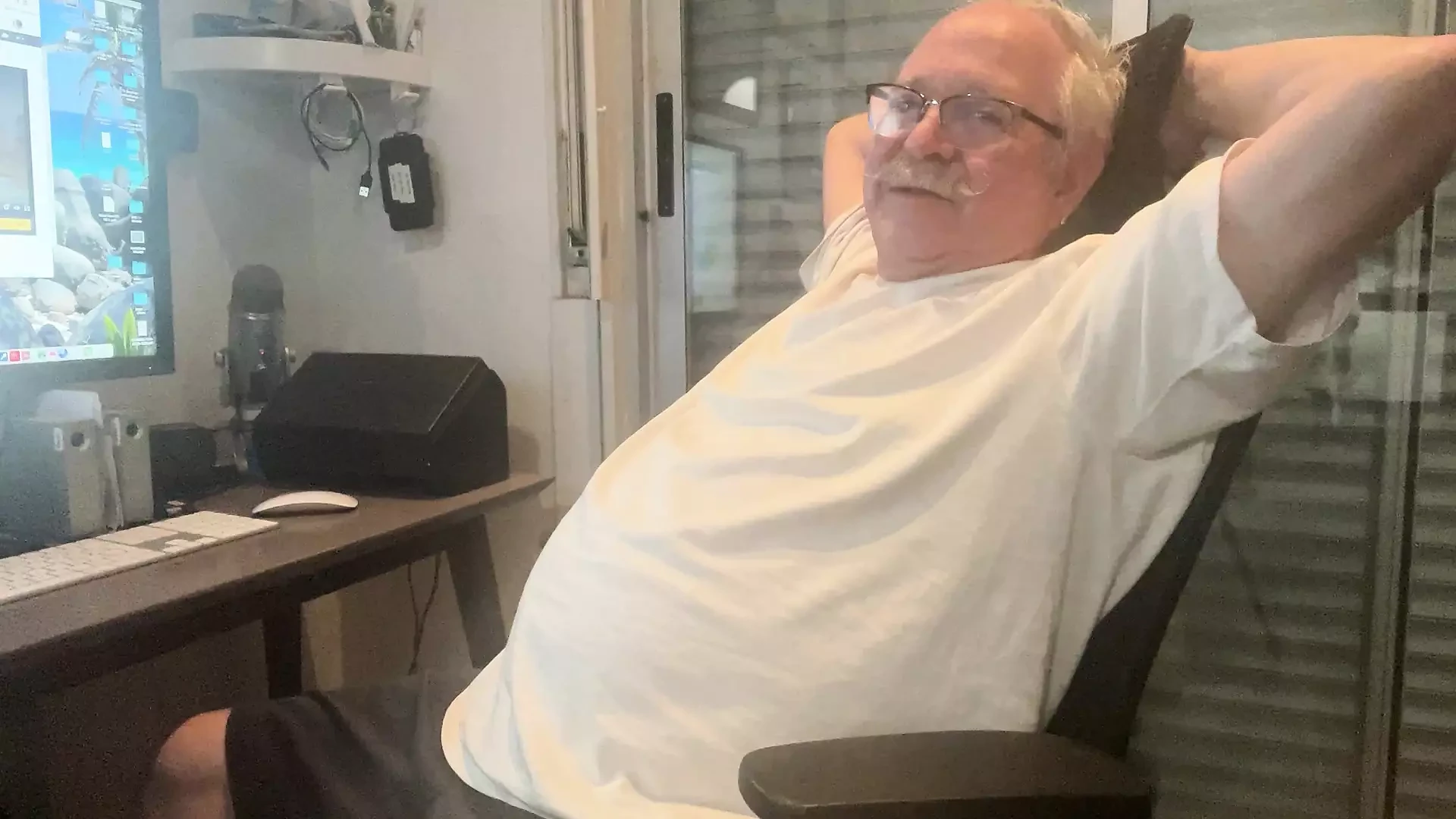 Só um tiro grande, fez uma bagunça. Eu quase ultrapasso o trapo de porra.
