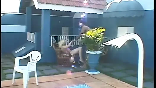 Pelacur bejat nyepong kontol dan dientot anal di luar ruangan