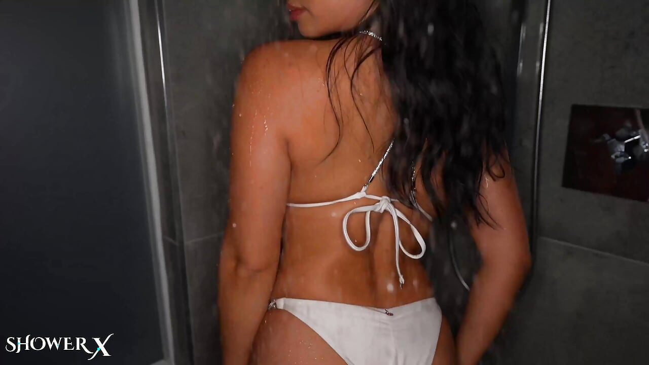 Scarlett Alexis Interracial Sex in the Shower